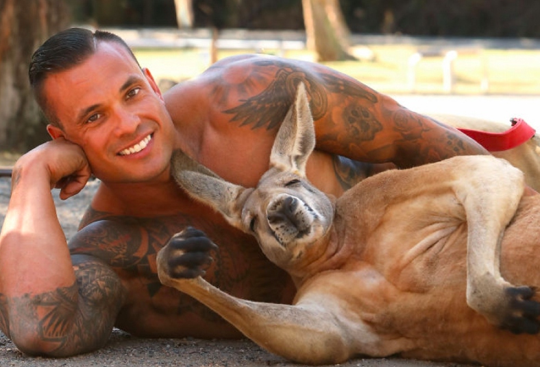 Dàn lính cứu hoả Úc điển trai, khoe cơ bắp sáu múi bên thú cưng